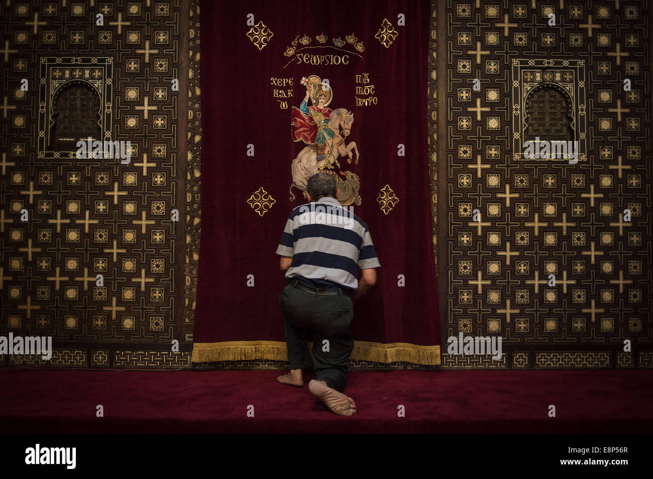 El Cairo, Egipto. 11 Oct, 2014. Un hombre copto ora la Iglesia Copta colgantes en El Cairo, Egipto, el 11 de octubre de 2014. La antigua iglesia fue reabierta el 11 de octubre después de 16 años de renovación. Crédito: Pan Chaoyue/Xinhua/Alamy Live News Foto de stock