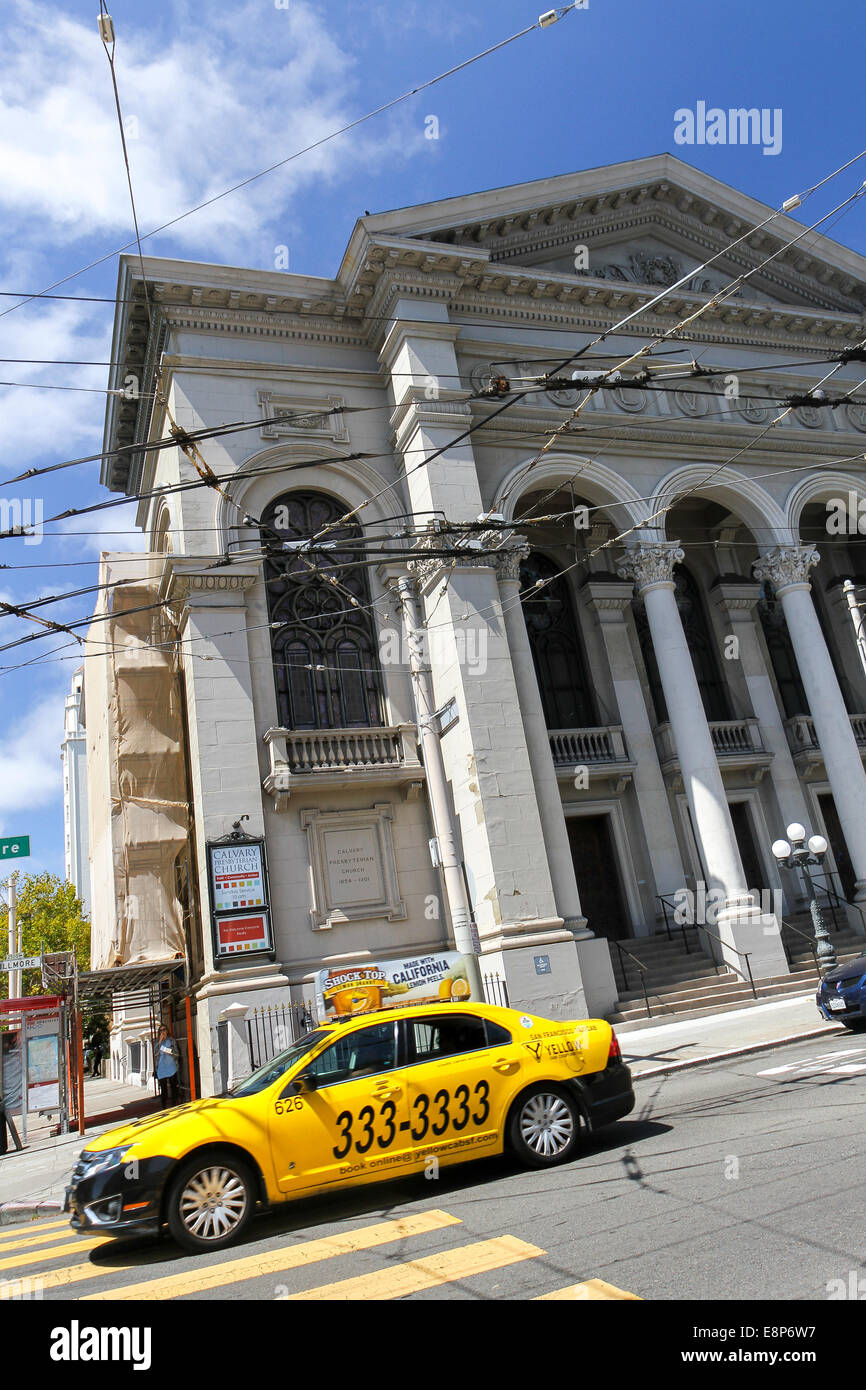 Taxi delante del Calvario Iglesia Presbiteriana, Pacific Heights, en San Francisco, California Foto de stock