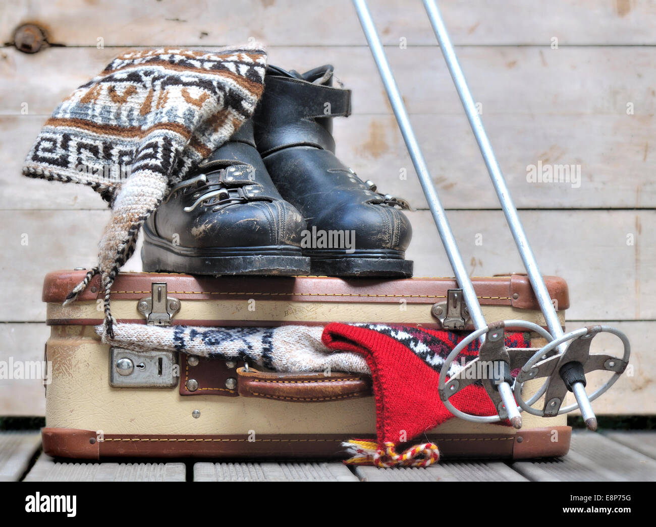 Viejas botas de esquí en una pequeña maleta llena de ropa de abrigo Foto de stock