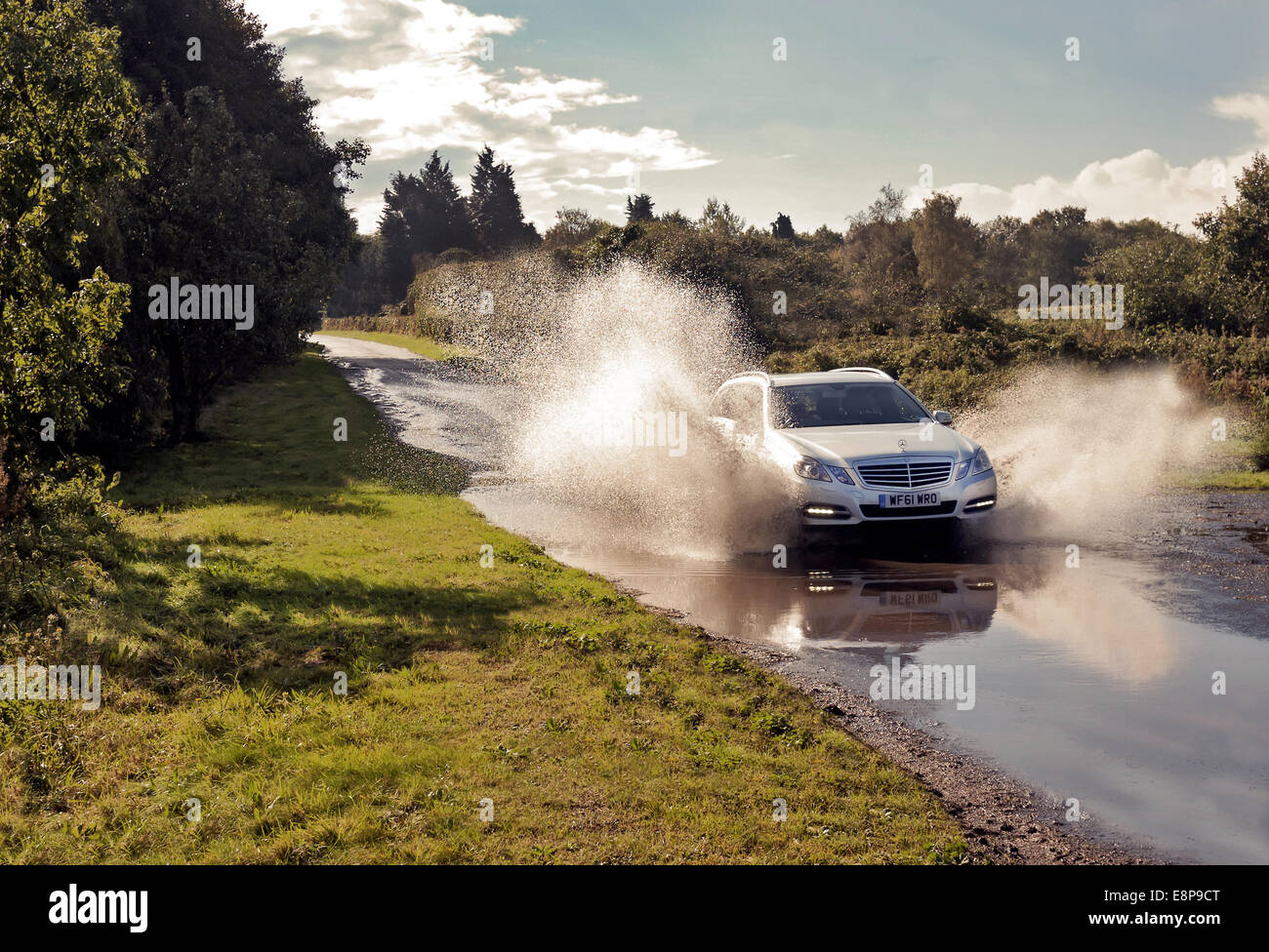Mercedes-Benz estate automóvil sobre una carretera inundada en Kent UK Foto de stock