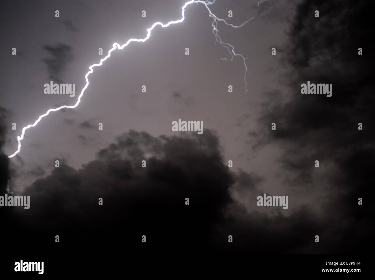 Un rayo durante una tormenta eléctrica Foto de stock