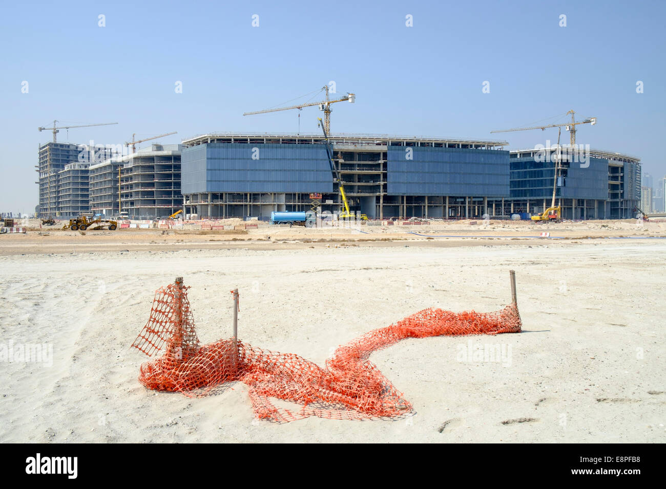 Vistas a la cala de Dubai hacia un nuevo distrito de diseño (D3) en construcción en la Bahía de Negocios en Emiratos Árabes Unidos Foto de stock