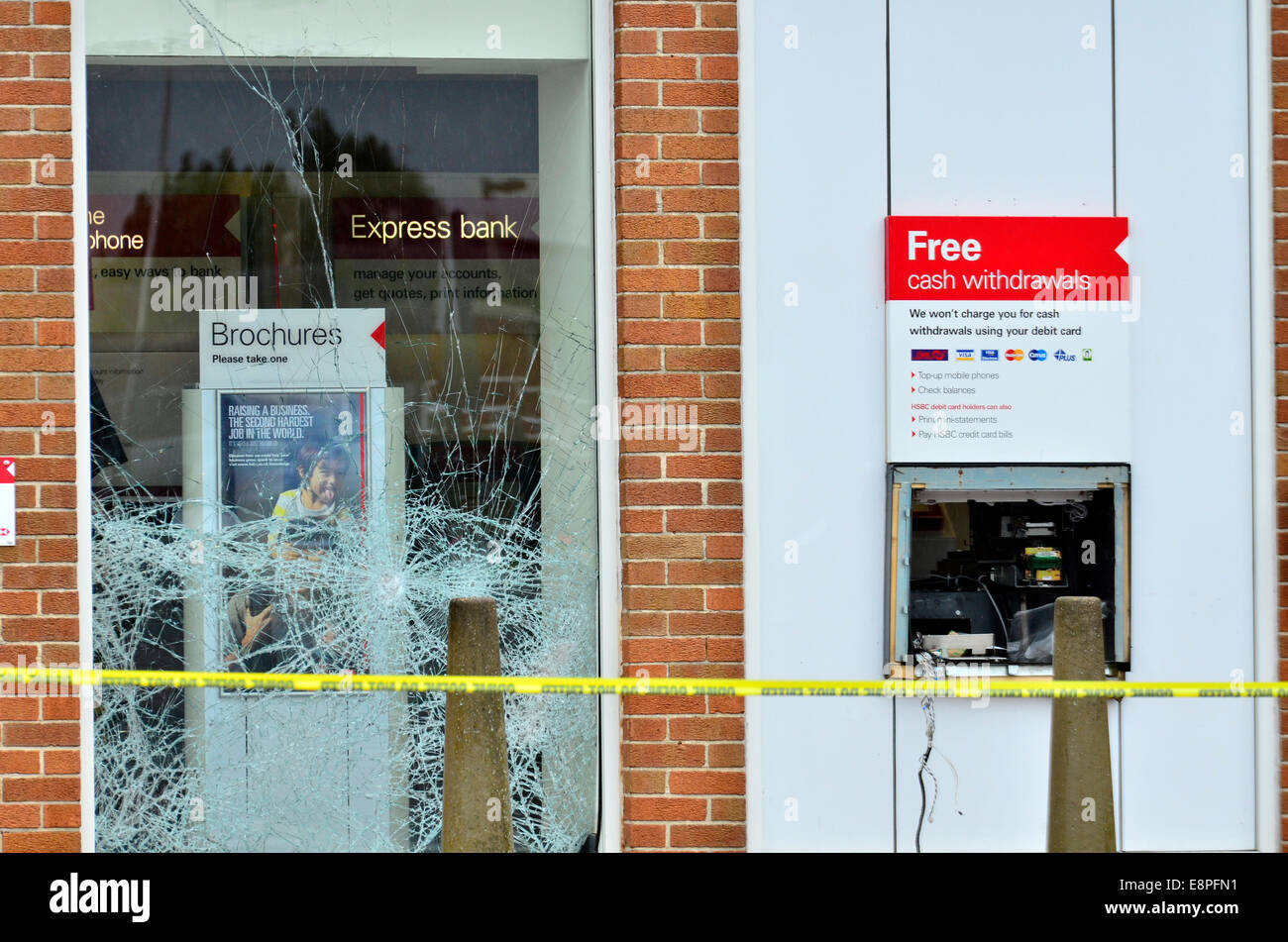 Bristol, Reino Unido. 13 Oct, 2014. Un cajero automático ATM robo tuvo lugar en las primeras horas de la mañana el banco HSBC en Brislington en Bath Road en Bristol. Crédito: Robert Timoney/Alamy Live News Foto de stock