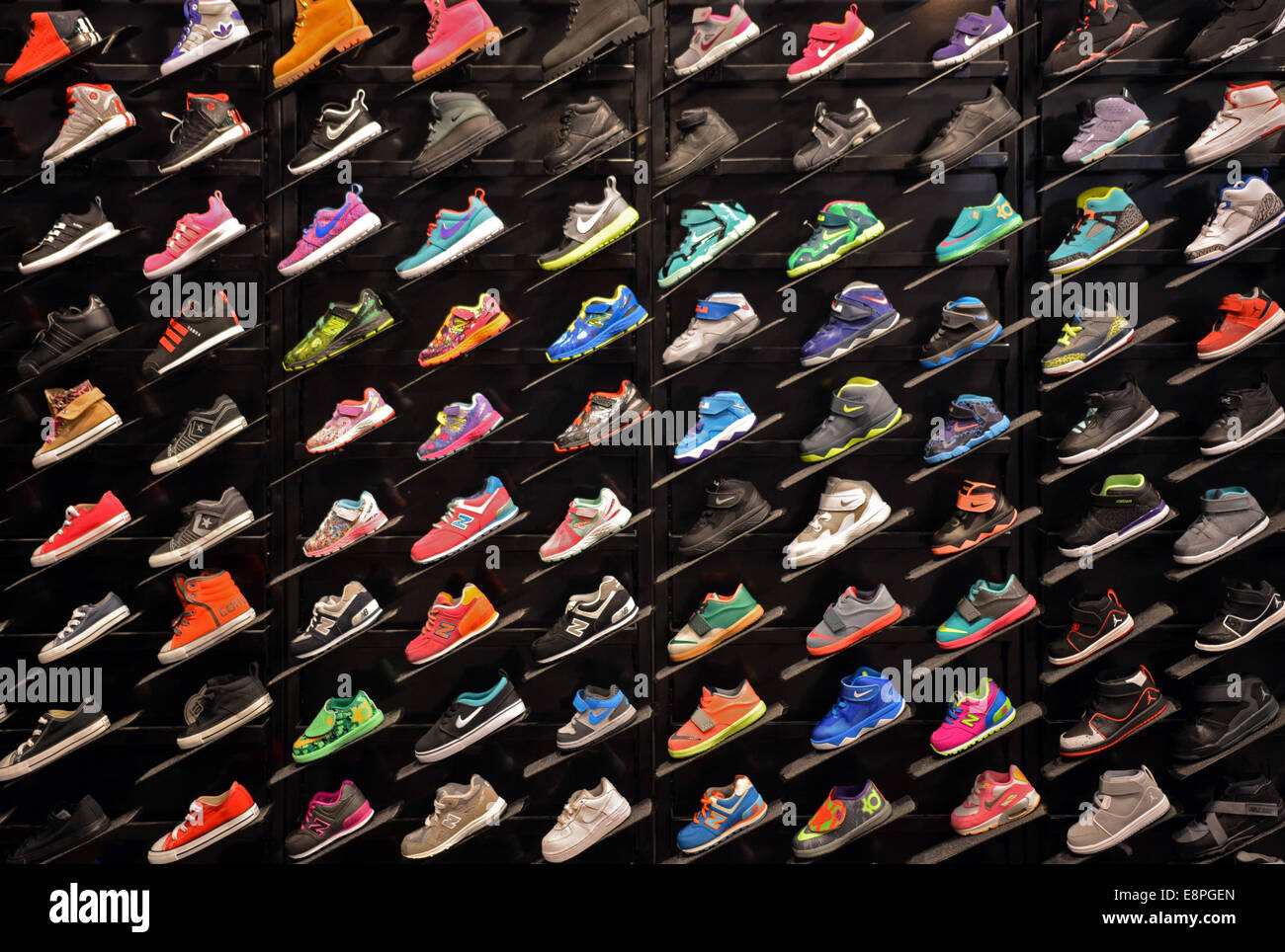 Pantalla a color de zapatos atléticos de niños a Foot Locker artículos  deportivos Roosevelt Field Mall, en Garden City, Long Island, Nueva York  Fotografía de stock - Alamy