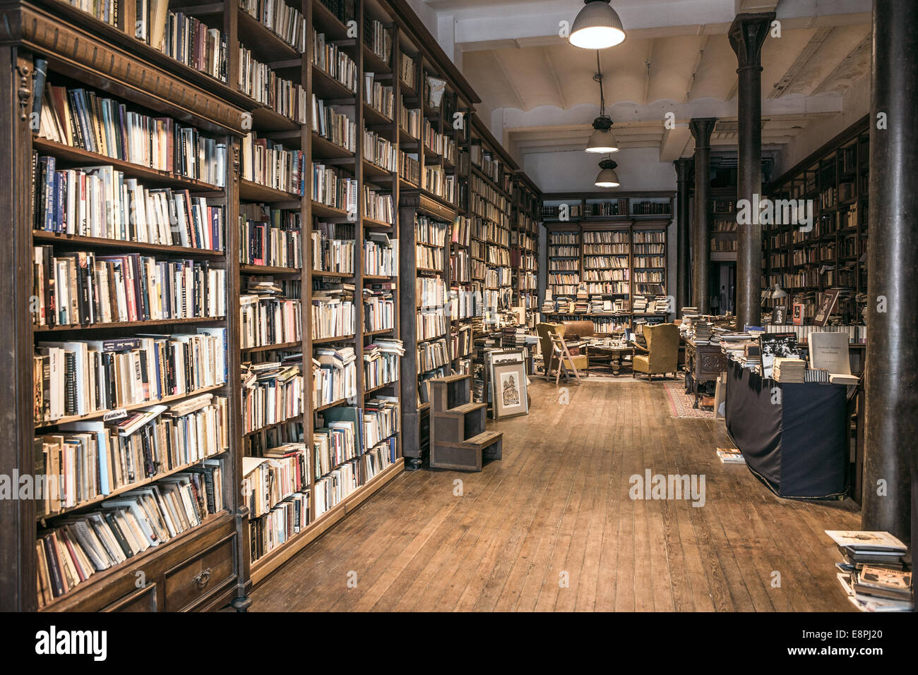 La librería de segunda mano, que es todavía mucho en la ciudad vieja de Montevideo. Foto de stock