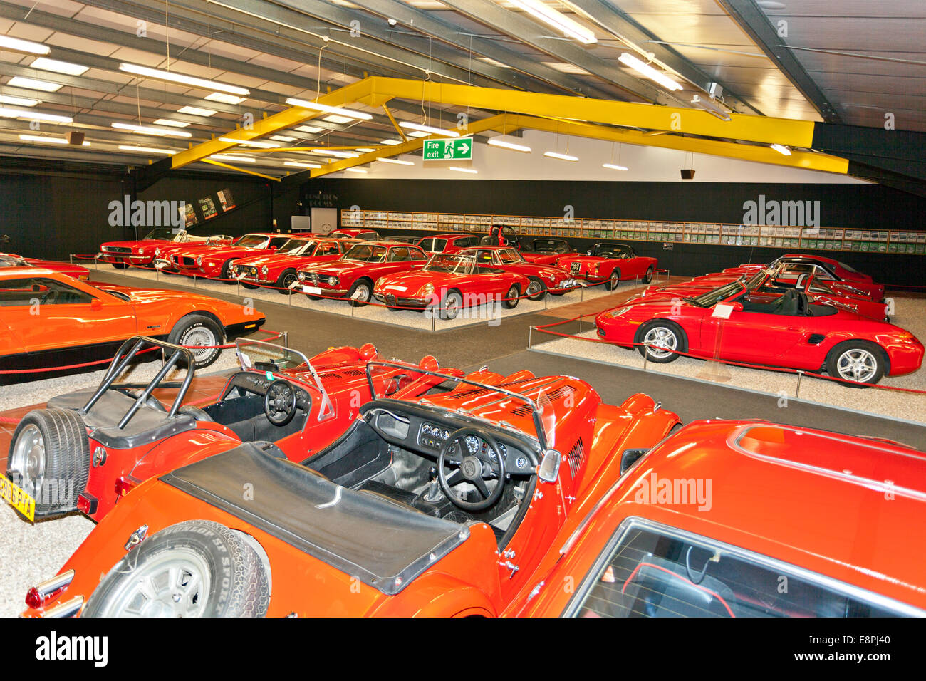 La colección "roja" de los coches deportivos en el Haynes International Motor Museum Sparkford Somerset UK Foto de stock