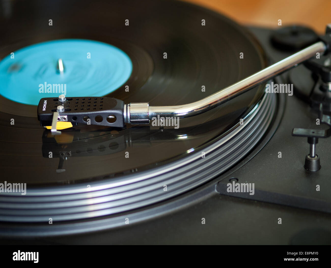 Un disco de vinilo gira sobre un vintage, finales de 1970 Hitachi HT-350  plato giradiscos Fotografía de stock - Alamy