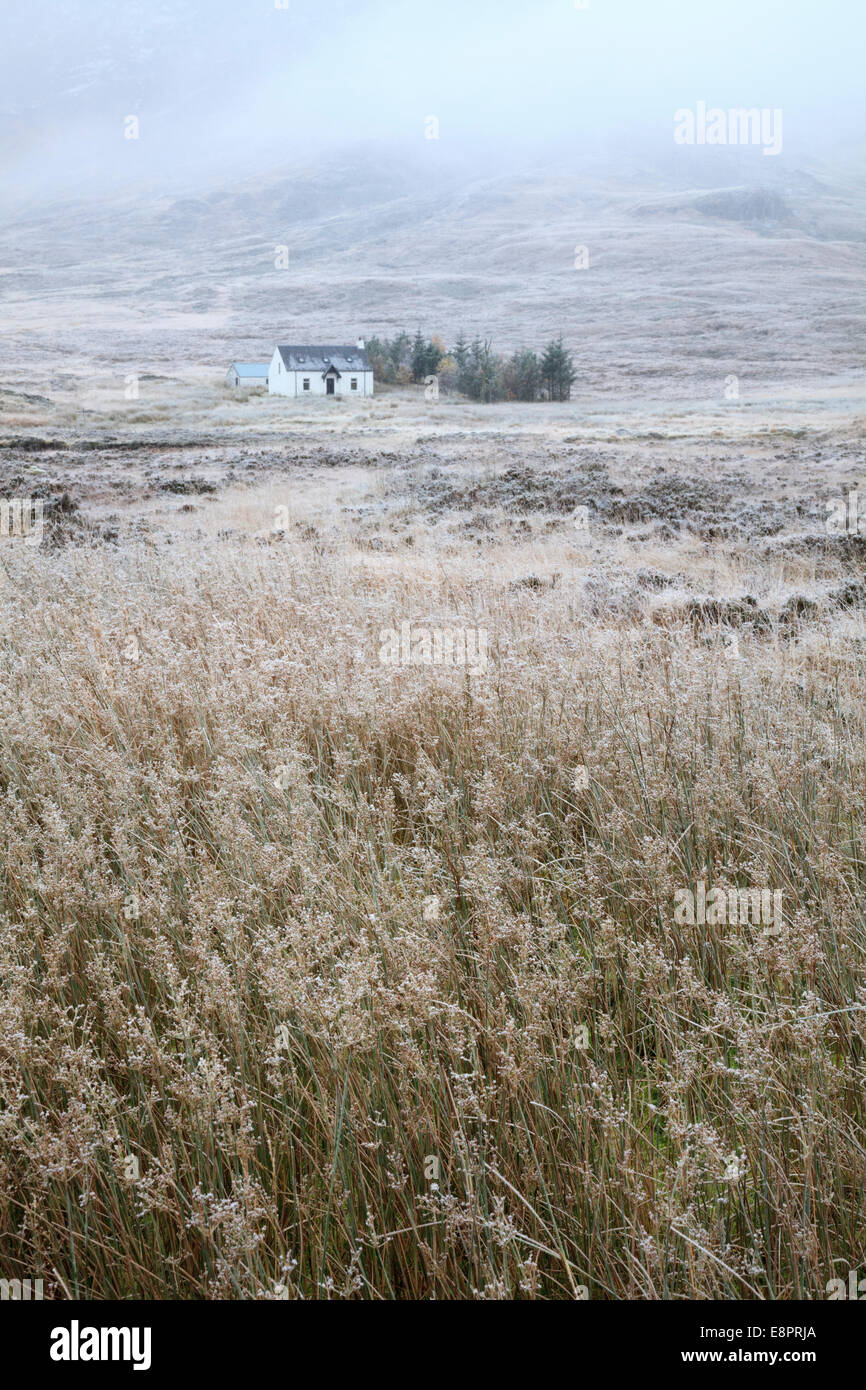 Lagangarbh Cottage (Cabaña de montaña) en el Pase de Glencoe, Escocia, capturado en una mañana de invierno Foto de stock