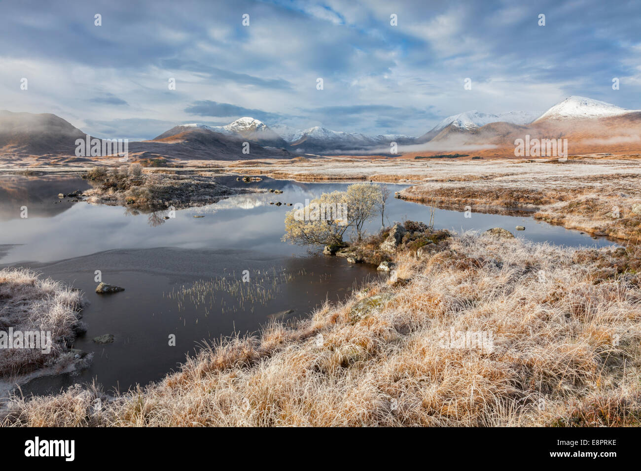 Lochan na h-Achlaise sobre Rannoch Moor en las Highlands escocesas. Foto de stock