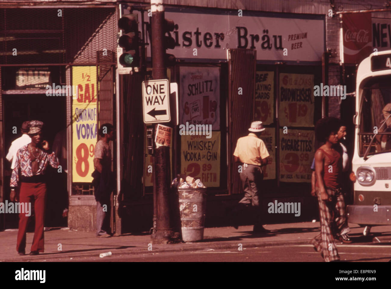 Escena en la calle 47th Street en el lado sur de Chicago una zona ajetreada donde muchas pequeñas empresas negras se encuentran 06/1973 Foto de stock