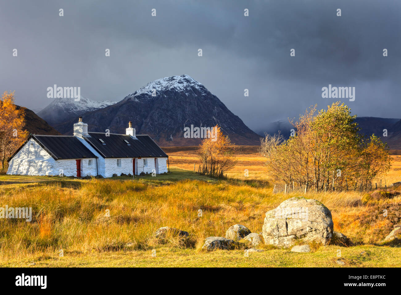 Black Rock Cottage de Rannoch Moor en Escocia Foto de stock