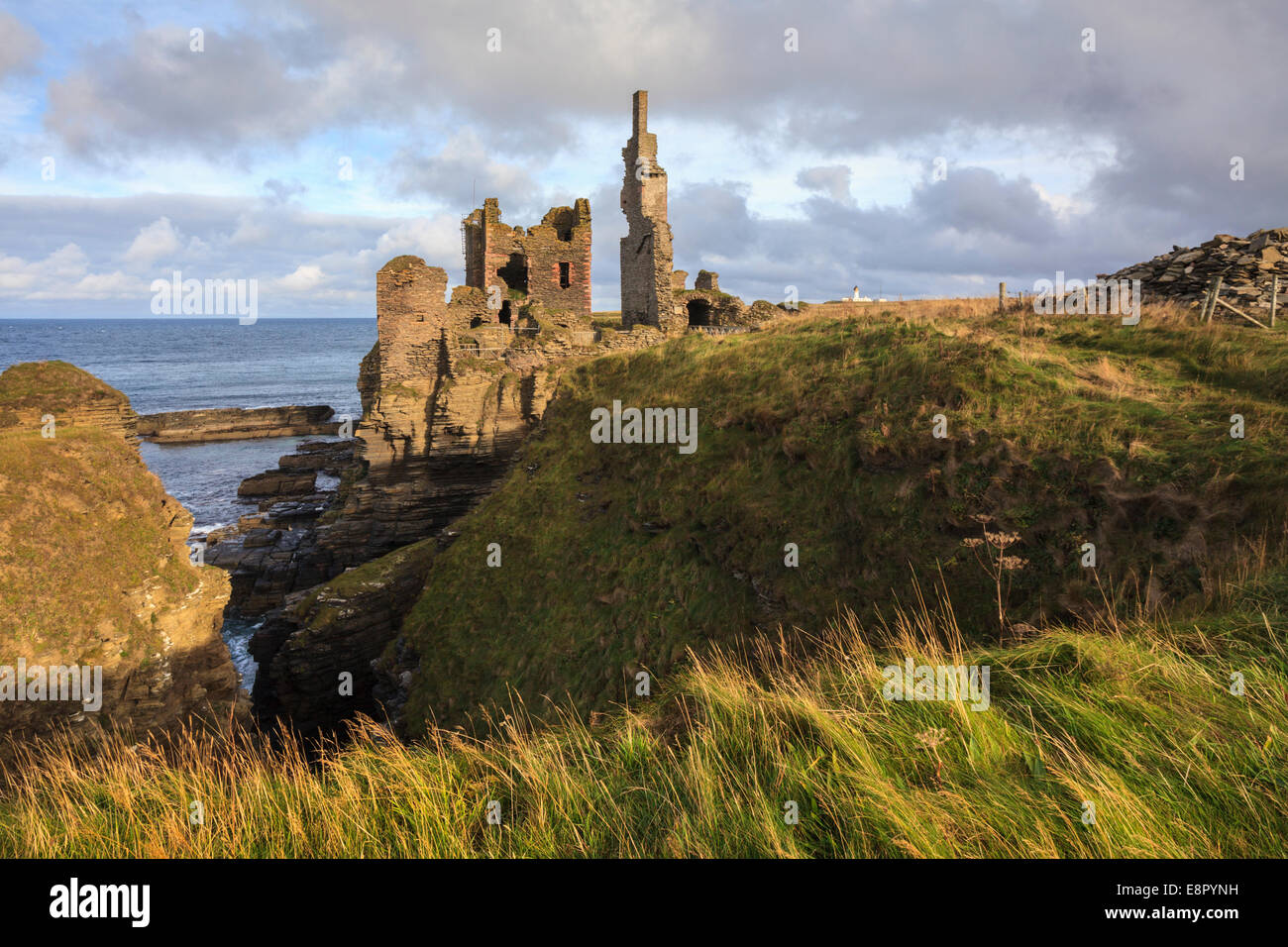 Sinclair Girnigoe castillo cerca de mecha en Escocia Foto de stock
