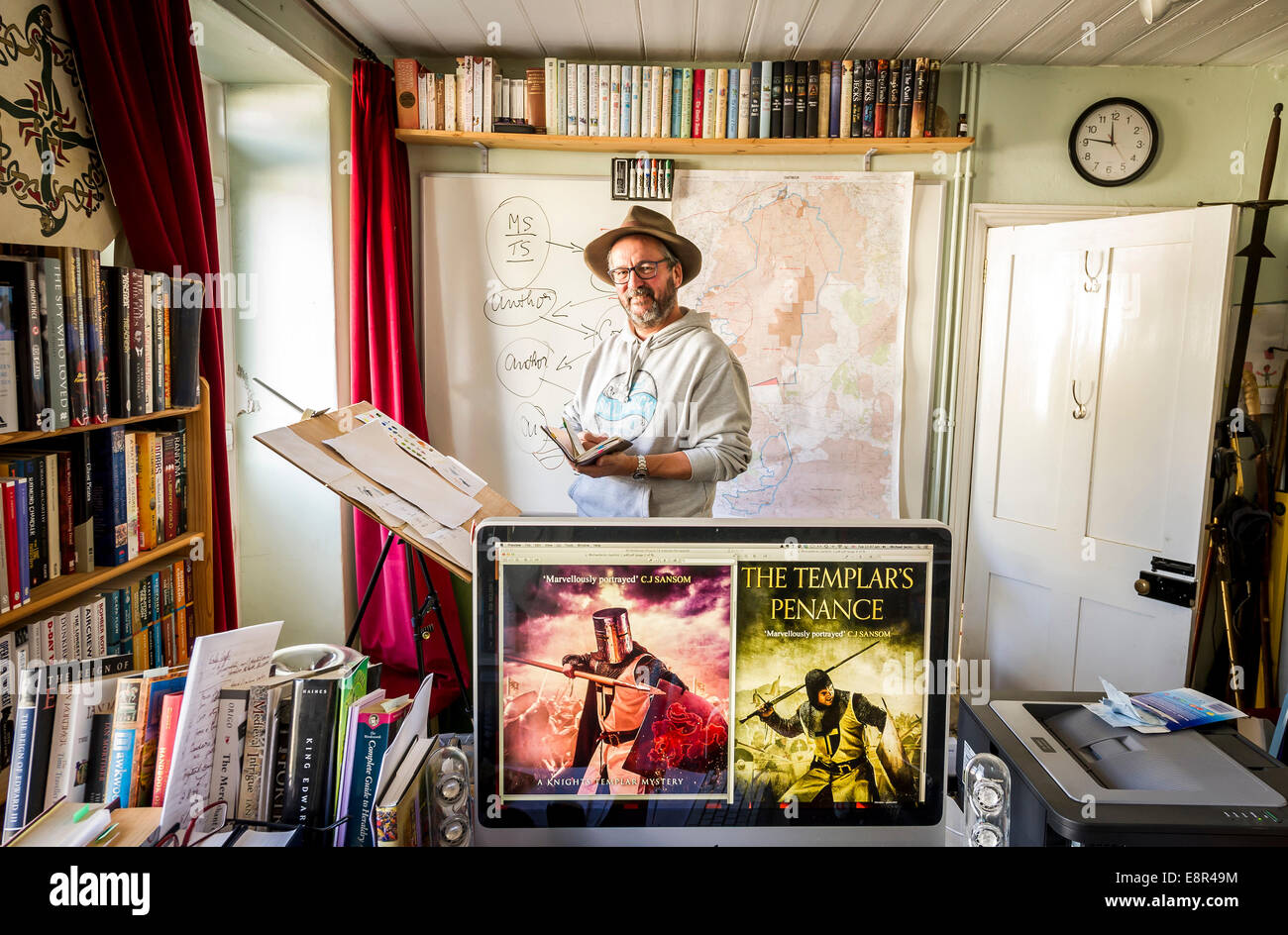 Crimen histórico autor Michael Jecks en su estudio, Dartmoor Devon, Reino Unido Foto de stock