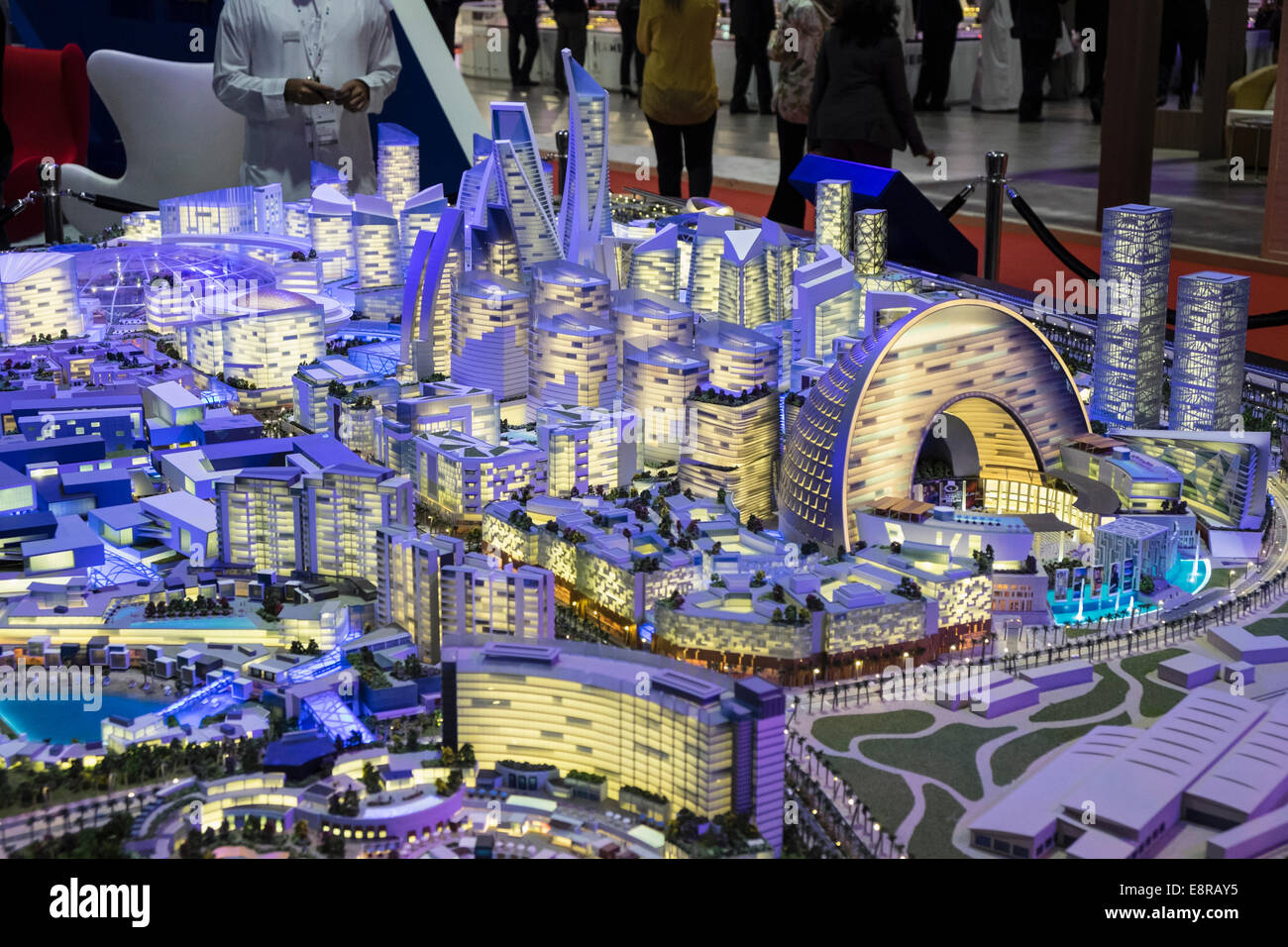 Modelo de nuevas propuestas de tiendas de lujo y hotel en Mall de desarrollo del mundo por el desarrollador Dubai Holding en propiedad Foto de stock