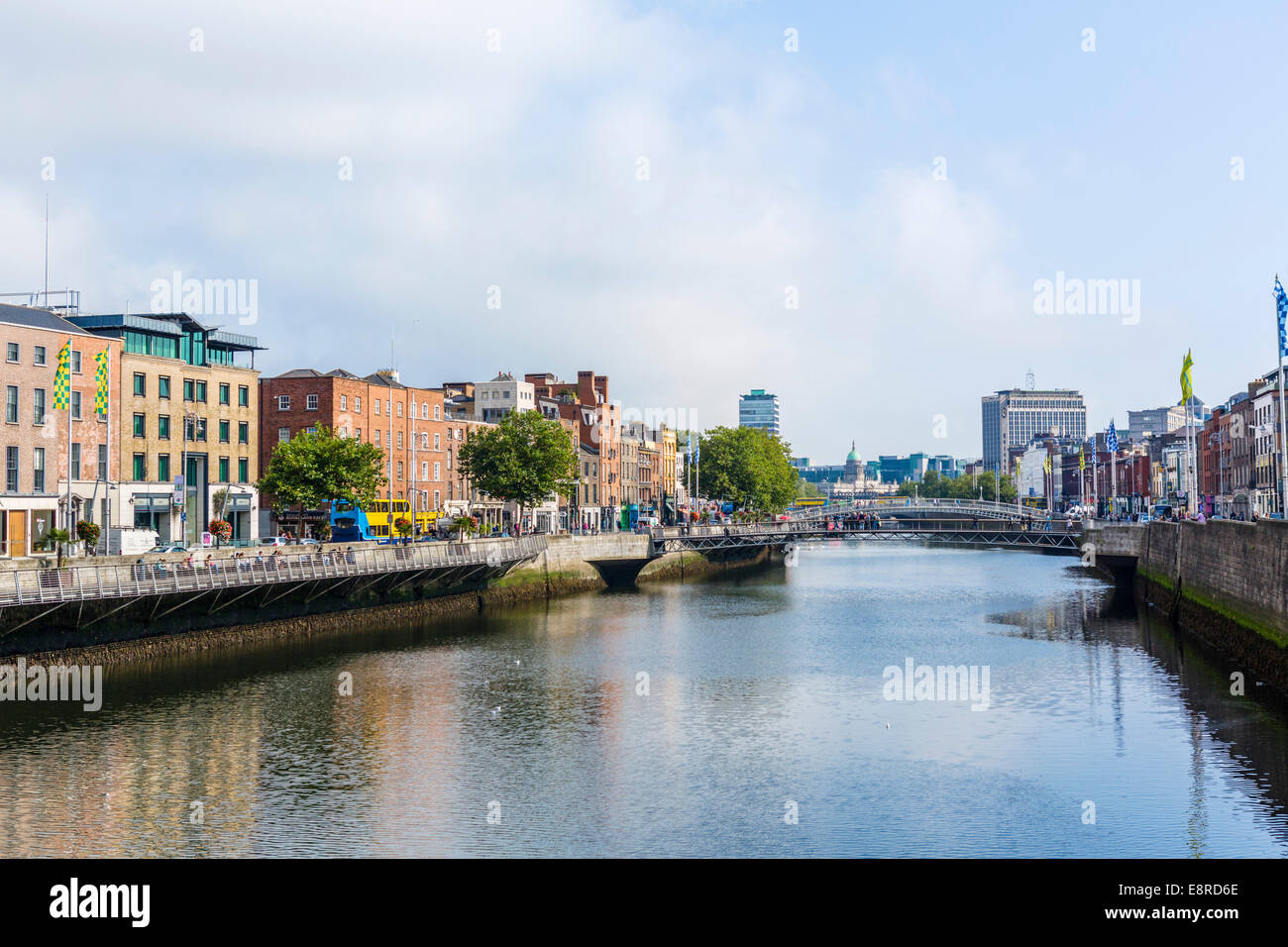Río Liffey desde Grattan Bridge, la ciudad de Dublín, República de Irlanda Foto de stock