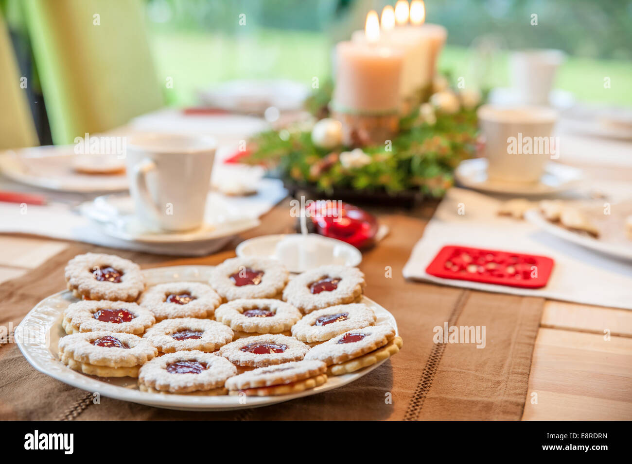 Mesa De Café con corona de Adviento y Navidad cookies Foto de stock