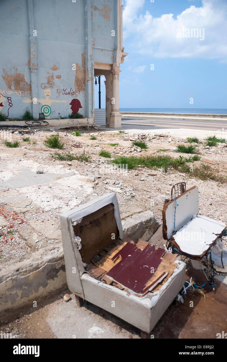 Un lote de esquina vacía adornada con muebles antiguos los escombros de un  edificio demolido en el Malecón en el centro de La Habana Cuba Fotografía  de stock - Alamy