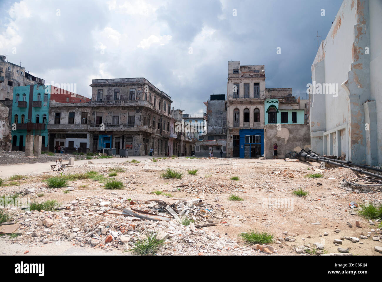 Un lote de esquina vacía adornada con los escombros de un edificio demolido en el Malecón en el centro de La Habana Cuba Foto de stock