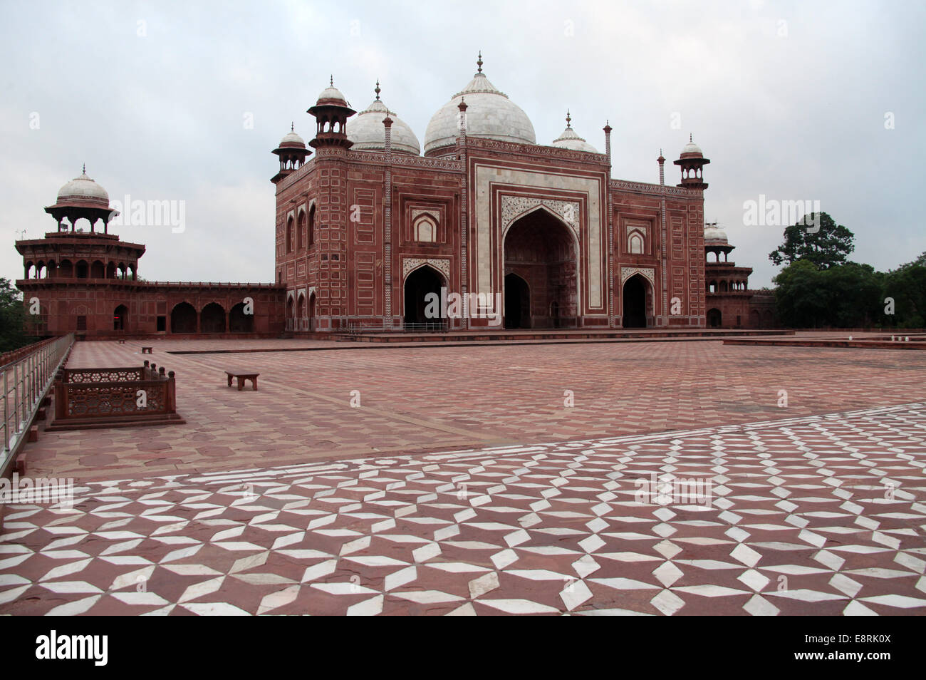 La piedra arenisca roja Jawab en el lado oriental del Taj Mahal en Agra temprano en la mañana Foto de stock