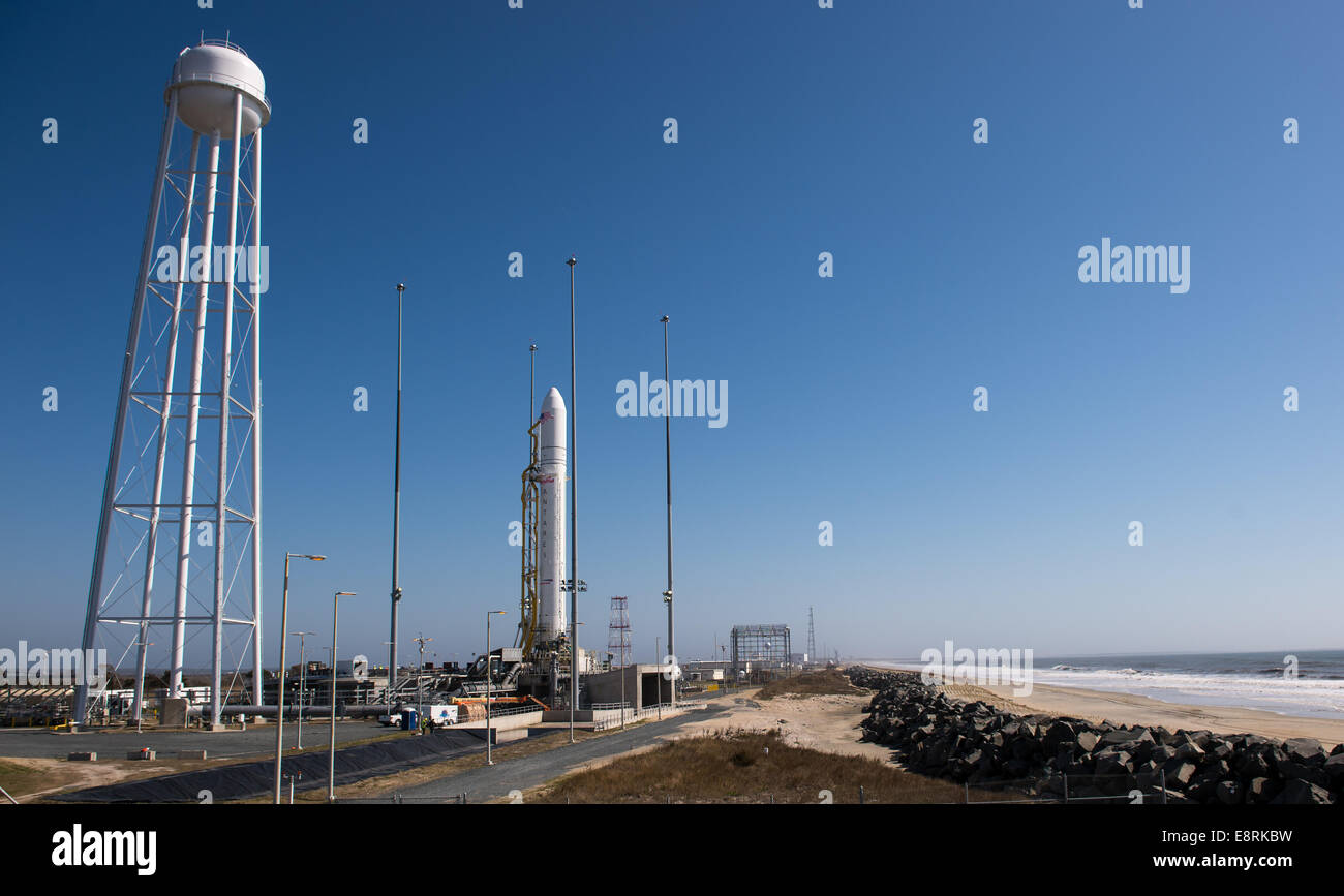La Orbital Sciences Corporation Antares cohete es visto en el Mid-Atlantic Regional Spaceport (MARS) Pad-0A en la Wallops de la NASA Foto de stock