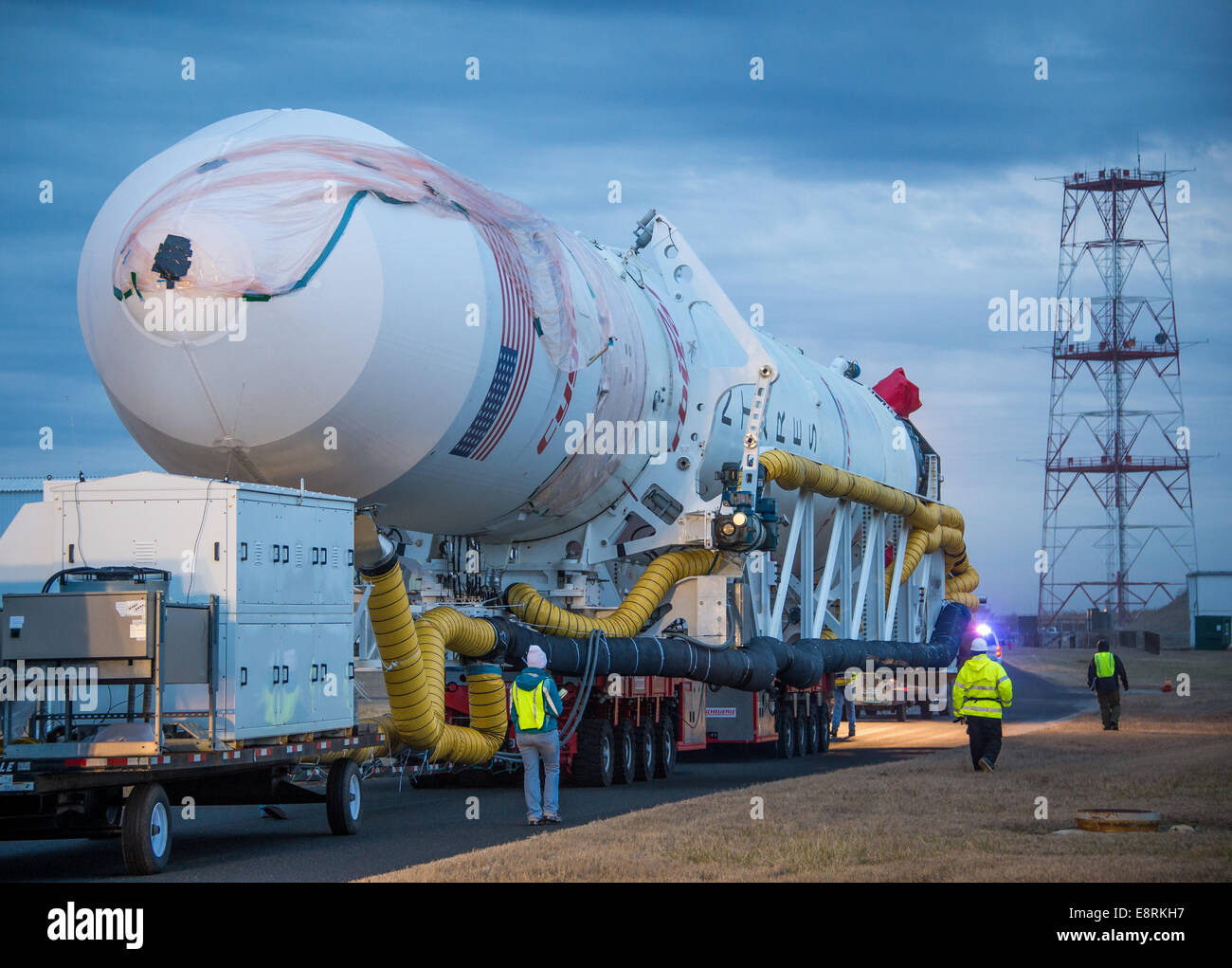 Un Orbital Sciences Corporation Antares cohete es visto en Launch Pad-0A de la NASA Wallops Flight Facility, Lunes, 6 de enero, 20 Foto de stock