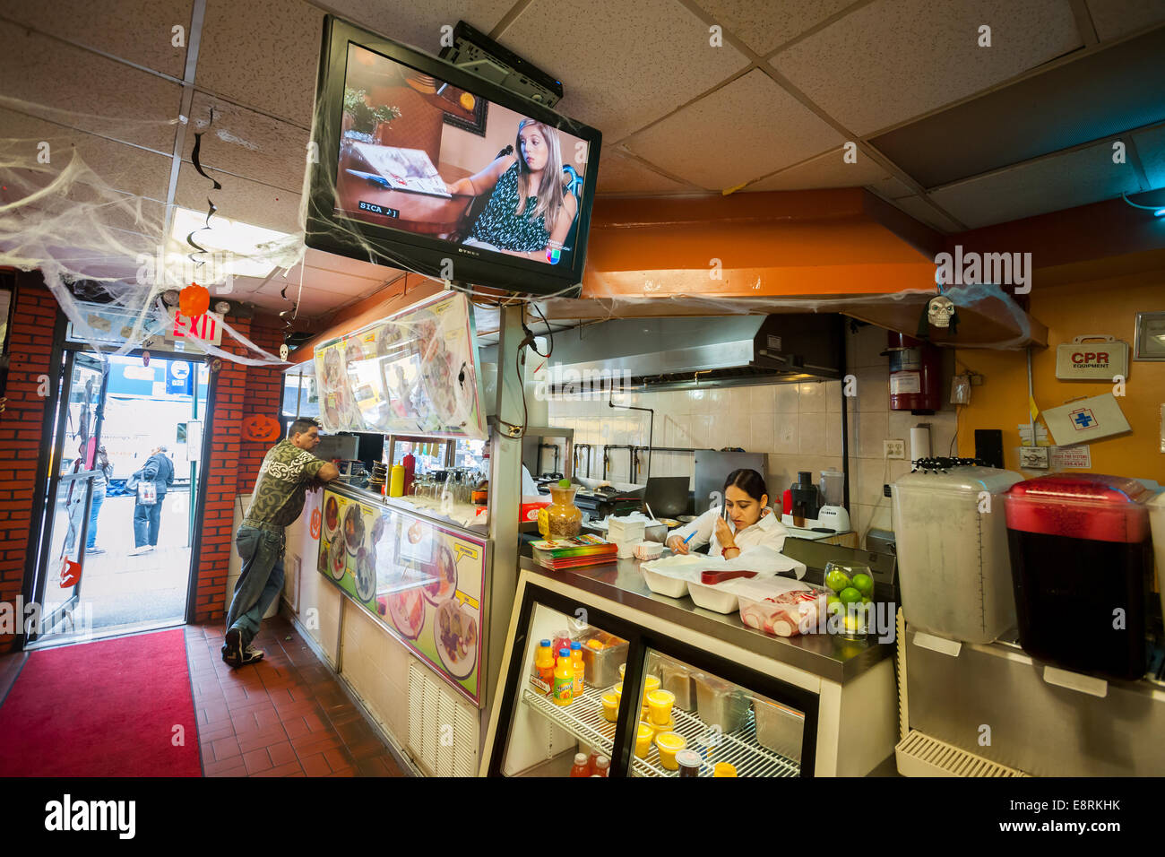 Telenovelas (telenovelas hispanas) reproducir en un televisor en un restaurante Hispano en la comunidad de Jackson Heights. Foto de stock