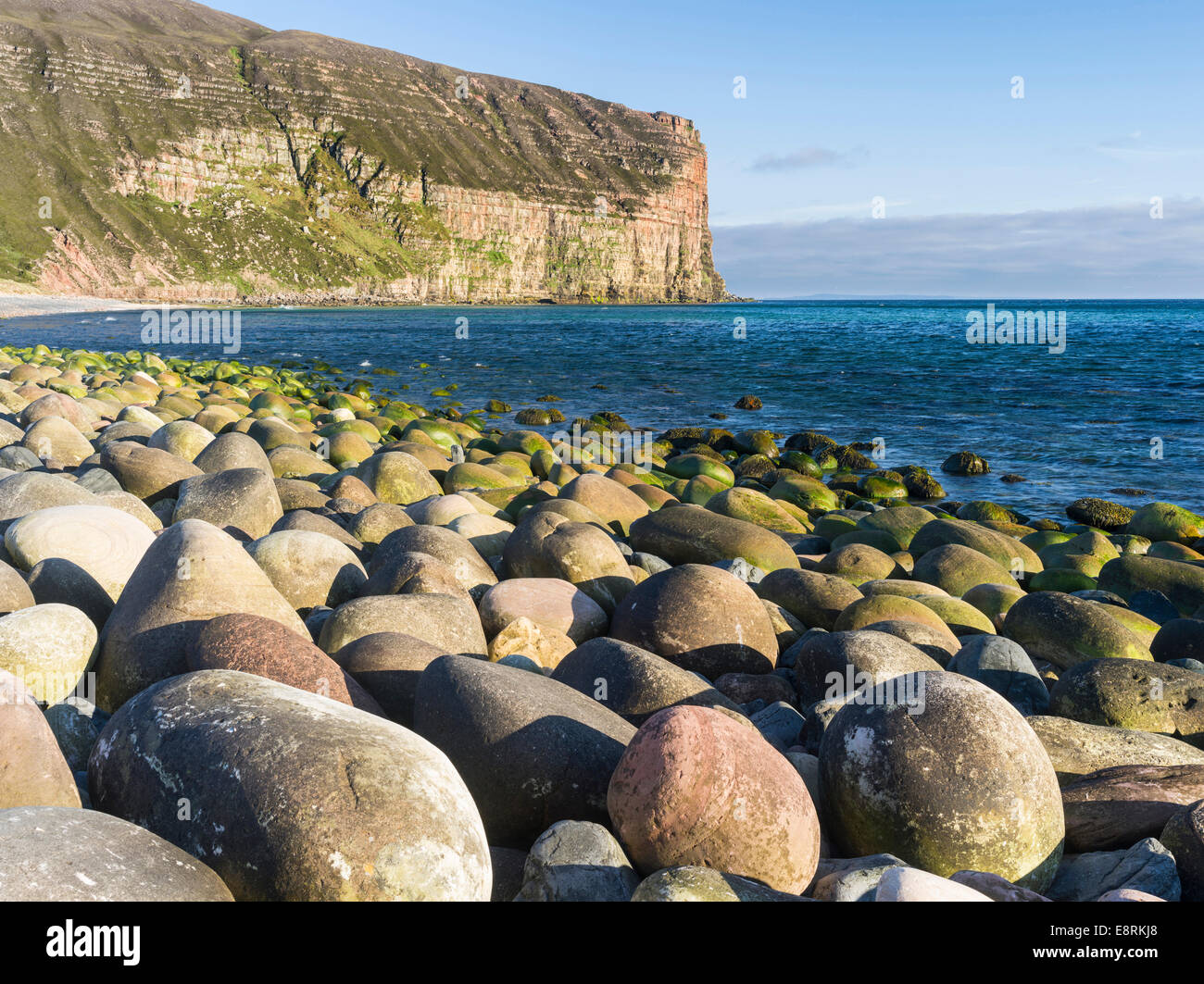 La playa de la Bahía de Rackwick, Hoy isla, Islas Orkney, Escocia. Tamaños disponibles (de gran formato) Foto de stock