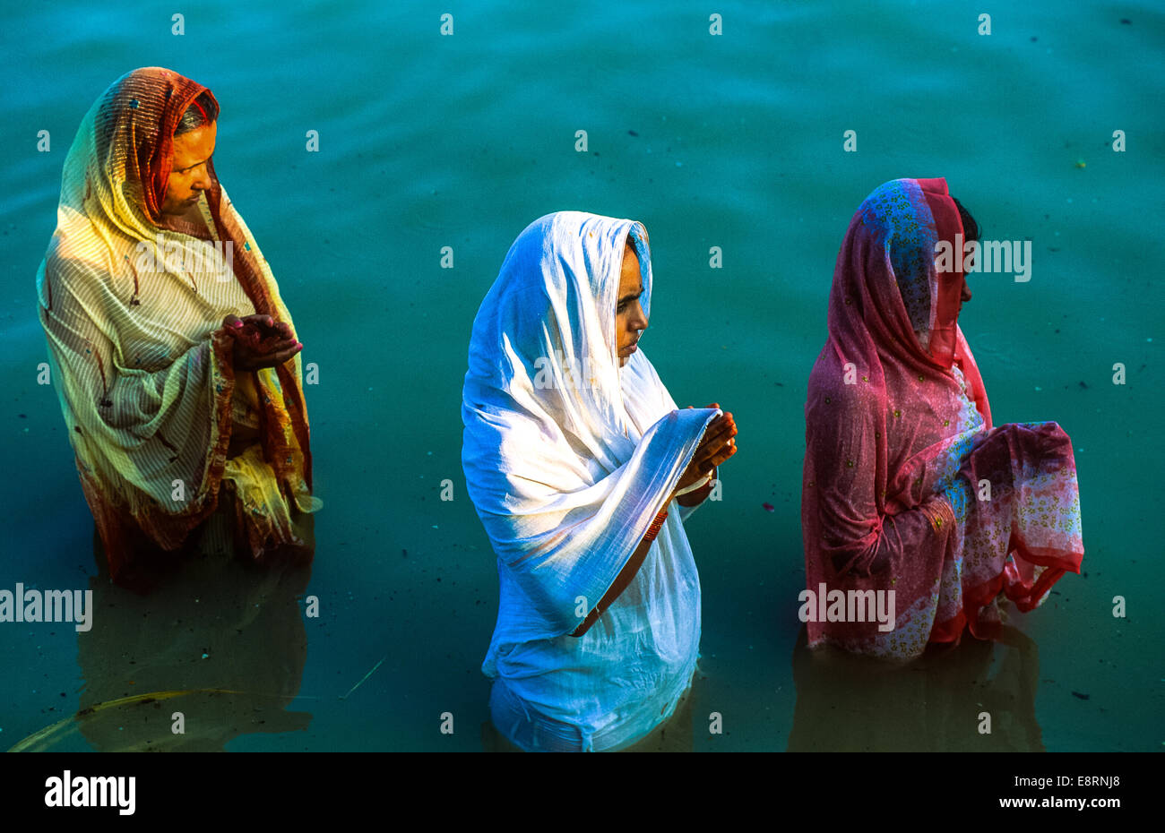 Las mujeres embarazadas orar por chico en el río santo Ganges en Varanasi / banares en India Foto de stock