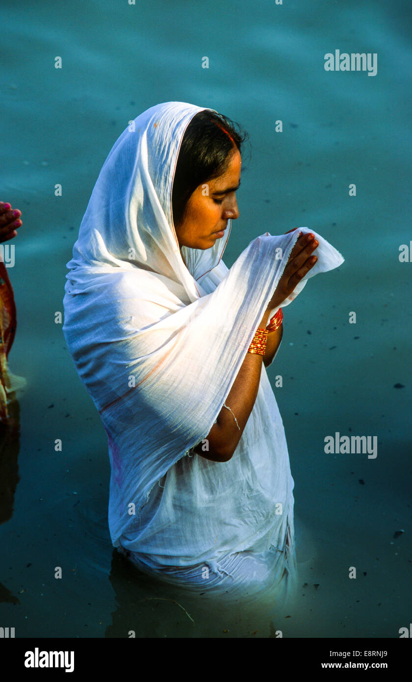 Orar por la mujer embarazada boy en Santo río Ganges en Varanasi / banares en India Foto de stock