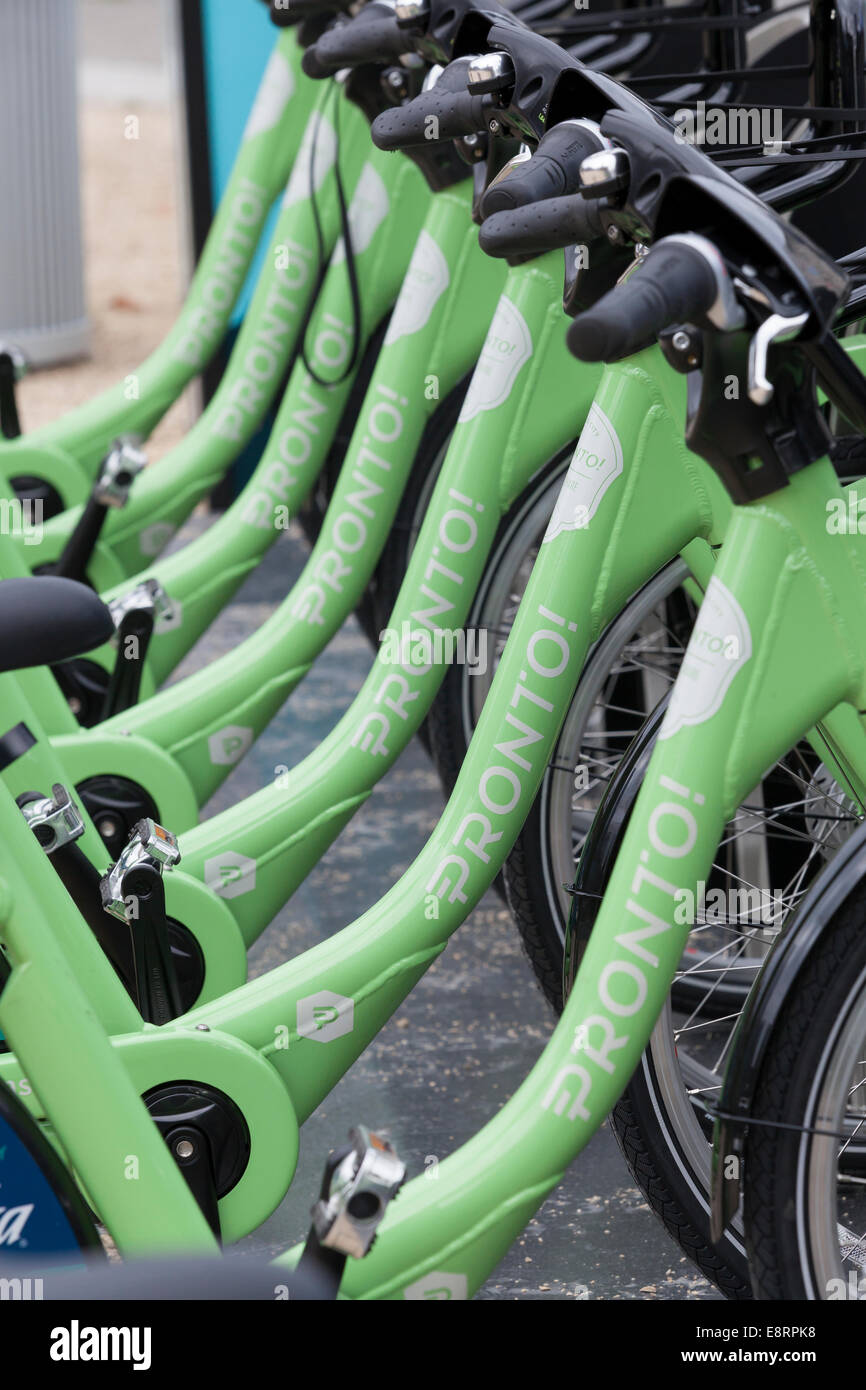 Seattle, Washington, EE.UU. 13 Oct, 2014. Seattle lanza el primer sistema de uso compartido de bicicletas en el Noroeste Pacífico con ciclo Pronto Compartir en Octubre 13, 2014 - King Street Station, Pioneer Square, Seattle y el condado de King, Washington, EE.UU. Esta estación en King Street Station en Pioneer Square es uno de los 50 e incluye 500 bicicletas en la ciudad. Crédito: Paul Gordon/Alamy Live News Foto de stock