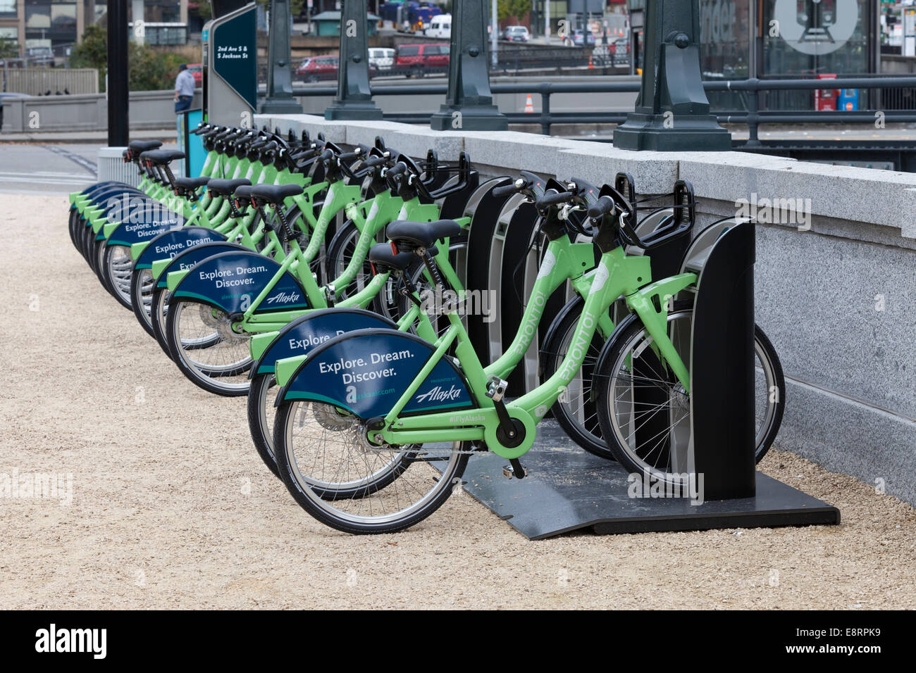 Seattle, Washington, EE.UU. 13 Oct, 2014. Seattle lanza el primer sistema de uso compartido de bicicletas en el Noroeste Pacífico con ciclo Pronto Compartir en Octubre 13, 2014 - King Street Station, Pioneer Square, Seattle y el condado de King, Washington, EE.UU. Esta estación en King Street Station en Pioneer Square es uno de los 50 e incluye 500 bicicletas en la ciudad. Crédito: Paul Gordon/Alamy Live News Foto de stock