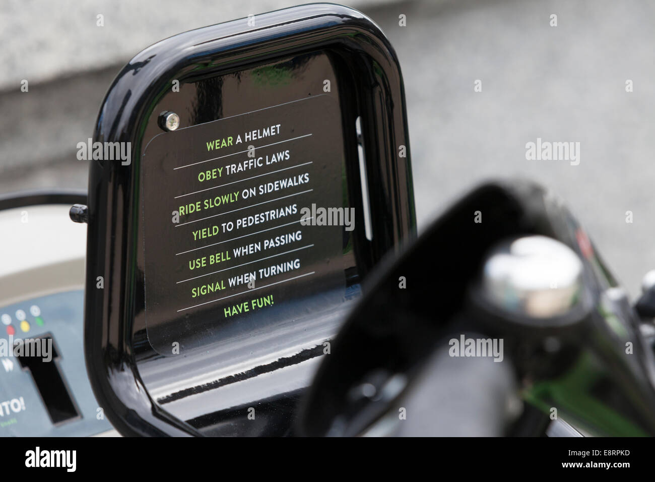 Seattle, Washington, EE.UU. 13 Oct, 2014. Seattle lanza el primer sistema de uso compartido de bicicletas en el Noroeste Pacífico con ciclo Pronto Compartir en Octubre 13, 2014 - King Street Station, Pioneer Square, Seattle y el condado de King, Washington, EE.UU. Esta estación en King Street Station en Pioneer Square es uno de los 50 e incluye 500 bicicletas en la ciudad. Crédito: Paul Gordon/Alamy Live News Foto de stock