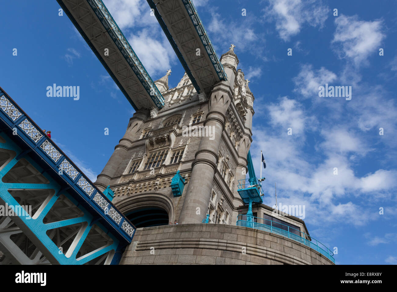 Una vista hacia arriba desde el río Támesis del icónico Tower Bridge en Londres, Inglaterra, Reino Unido. Foto de stock