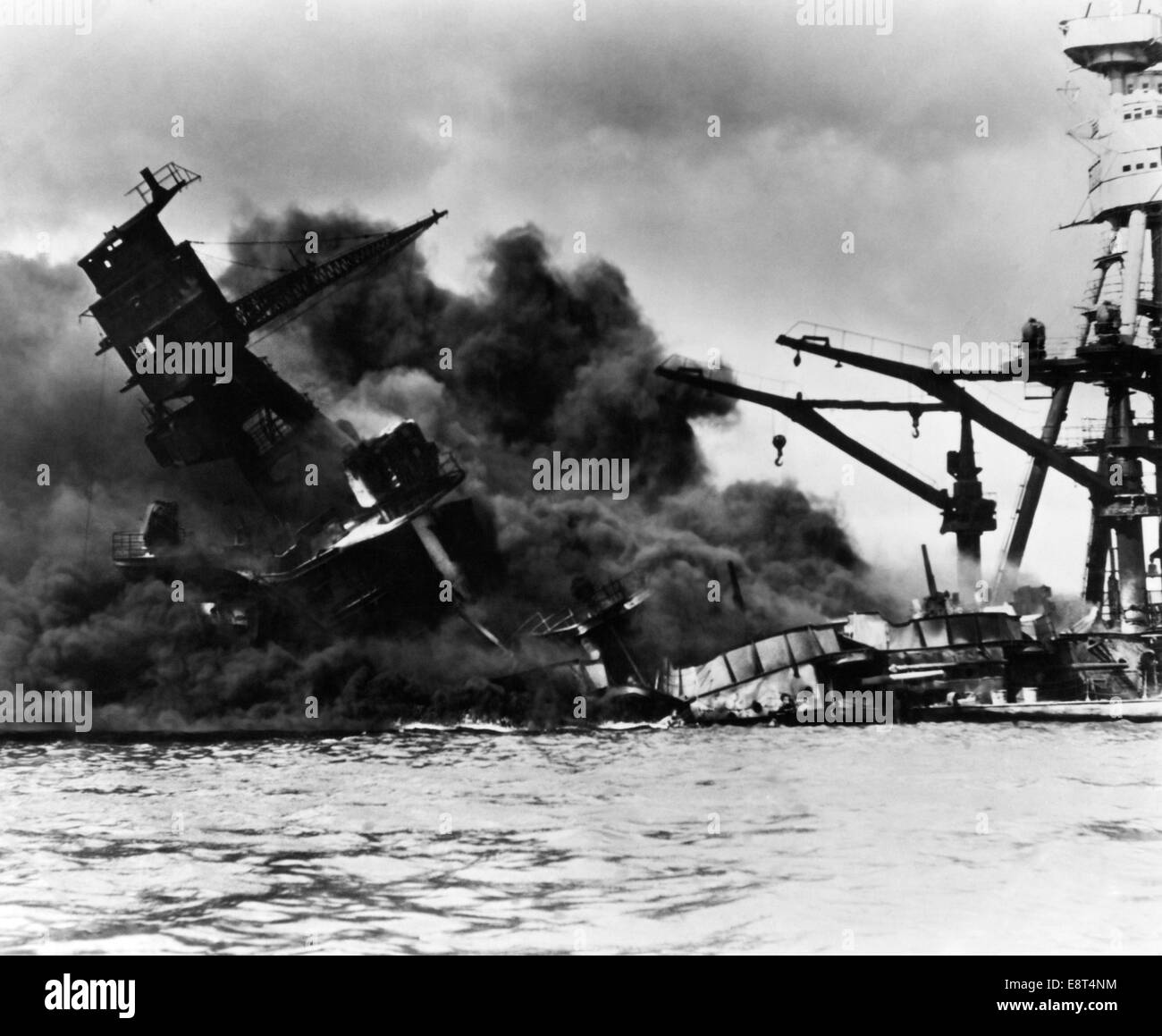 1940 El 7 de diciembre de 1941 día de infamia acorazado USS Arizona en Pearl Harbor Hola después del ataque por sorpresa DE LAS FUERZAS AÉREAS japonesas Foto de stock