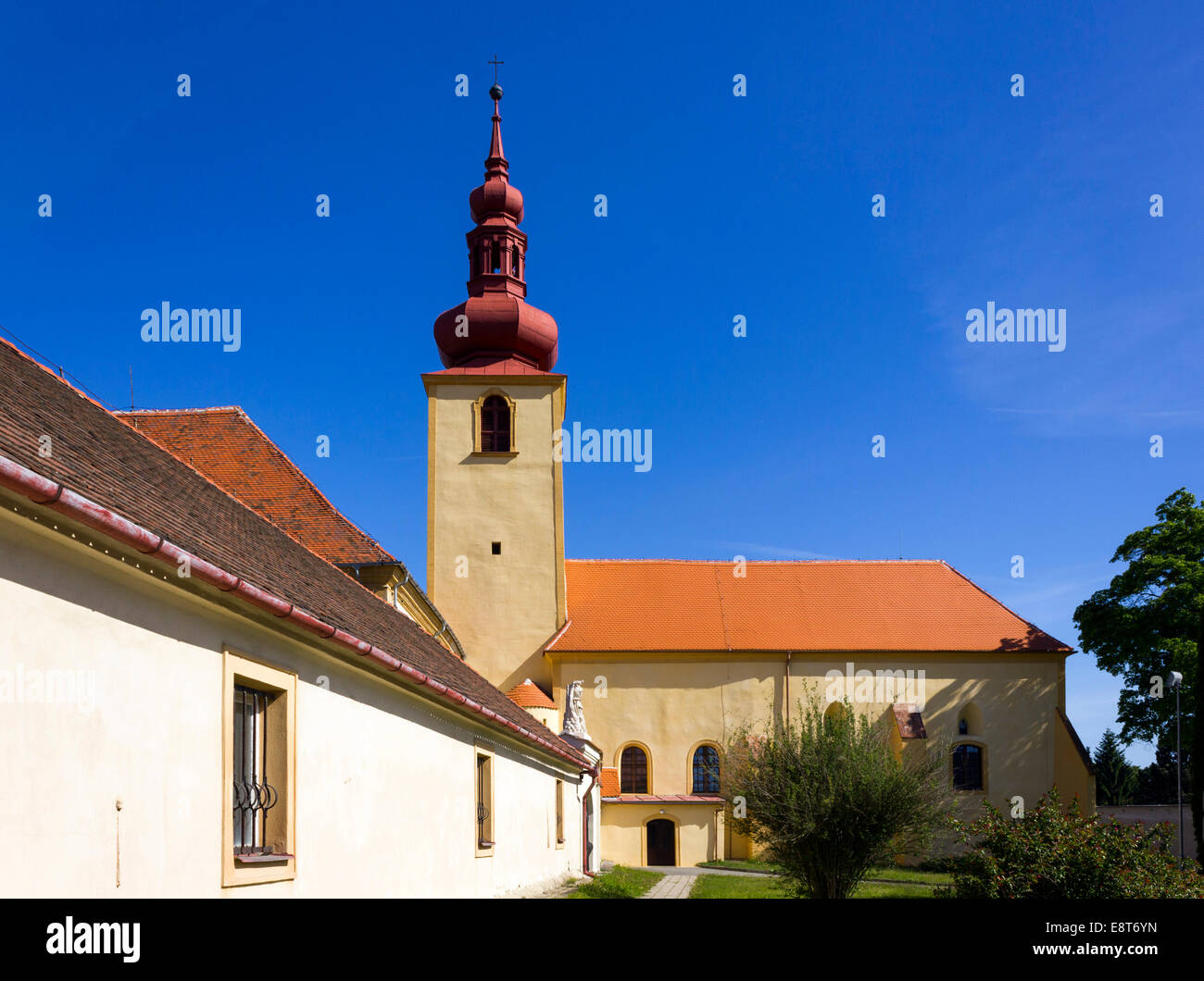 Iglesia románica de San Pedro y san Pablo, Dalesice Trebic, distrito, región de Vysocina, República Checa Foto de stock