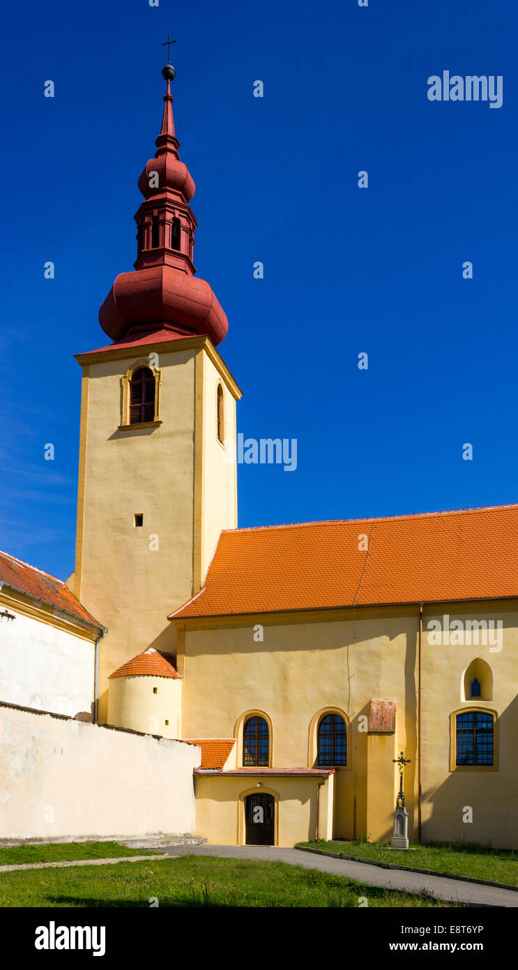 Iglesia románica de San Pedro y san Pablo, Dalesice Trebic, distrito, región de Vysocina, República Checa Foto de stock