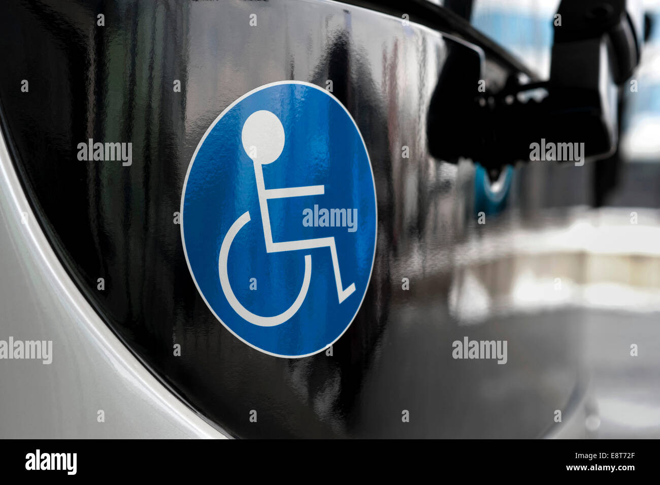 La pegatina que indica que un autobús es accesible para personas discapacitadas, Munich, Baviera, Alemania Foto de stock