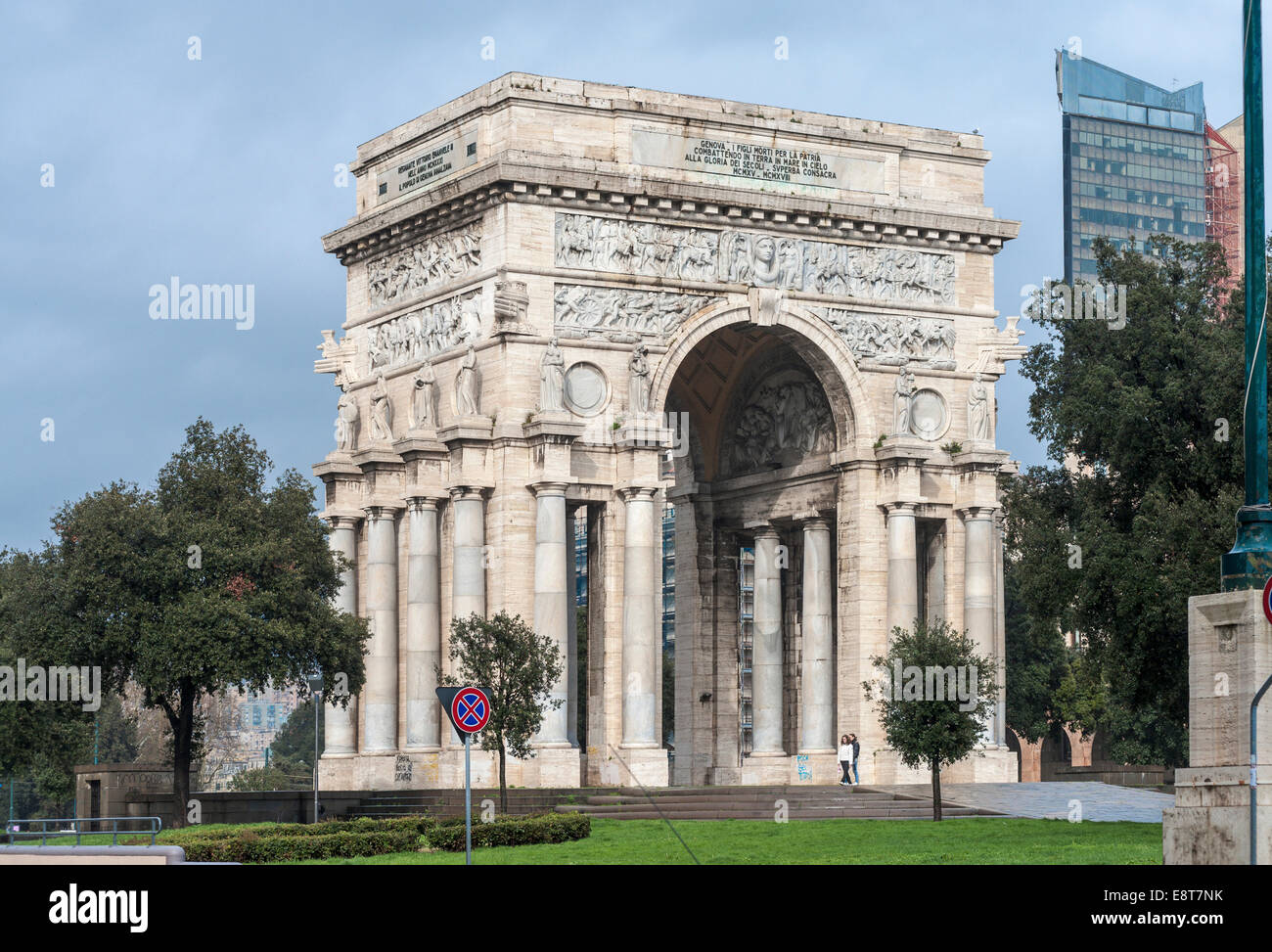 Arco Triunfal Arco della Vittoria, arquitectura del fascismo italiano de Mussolini, Piazza della Vittoria, Génova, Liguria Foto de stock