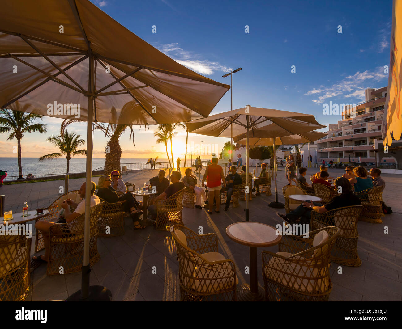 El paseo de la playa, con restaurantes por la noche, Puerto de Naos, La  Palma, Islas Canarias, España Fotografía de stock - Alamy