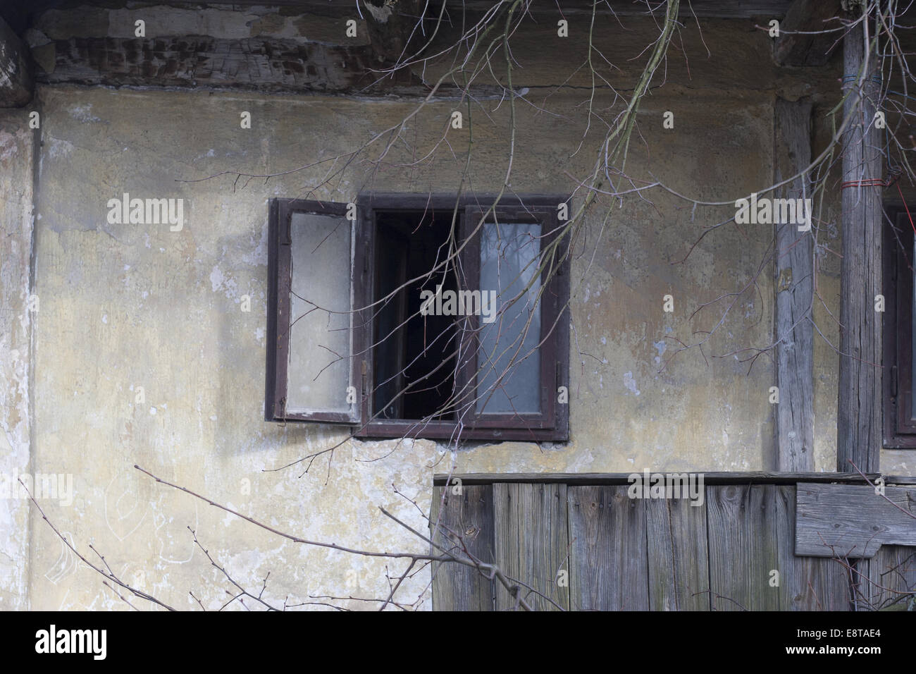 Ventana en la vieja y abandonada Casa Foto de stock