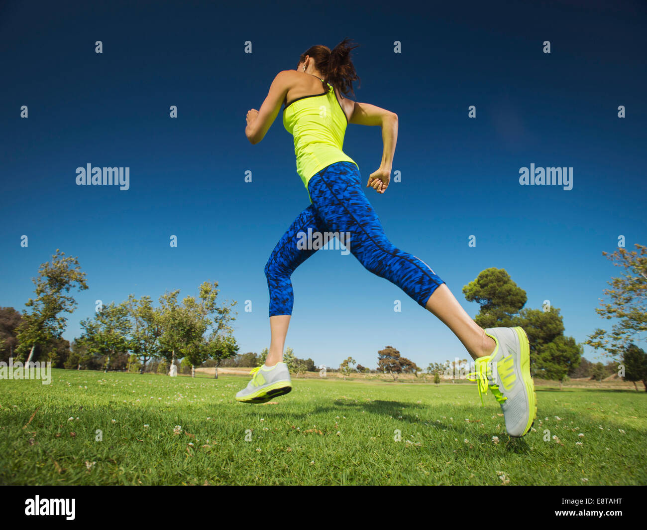 Mujer de raza mixta jogging en el parque Foto de stock