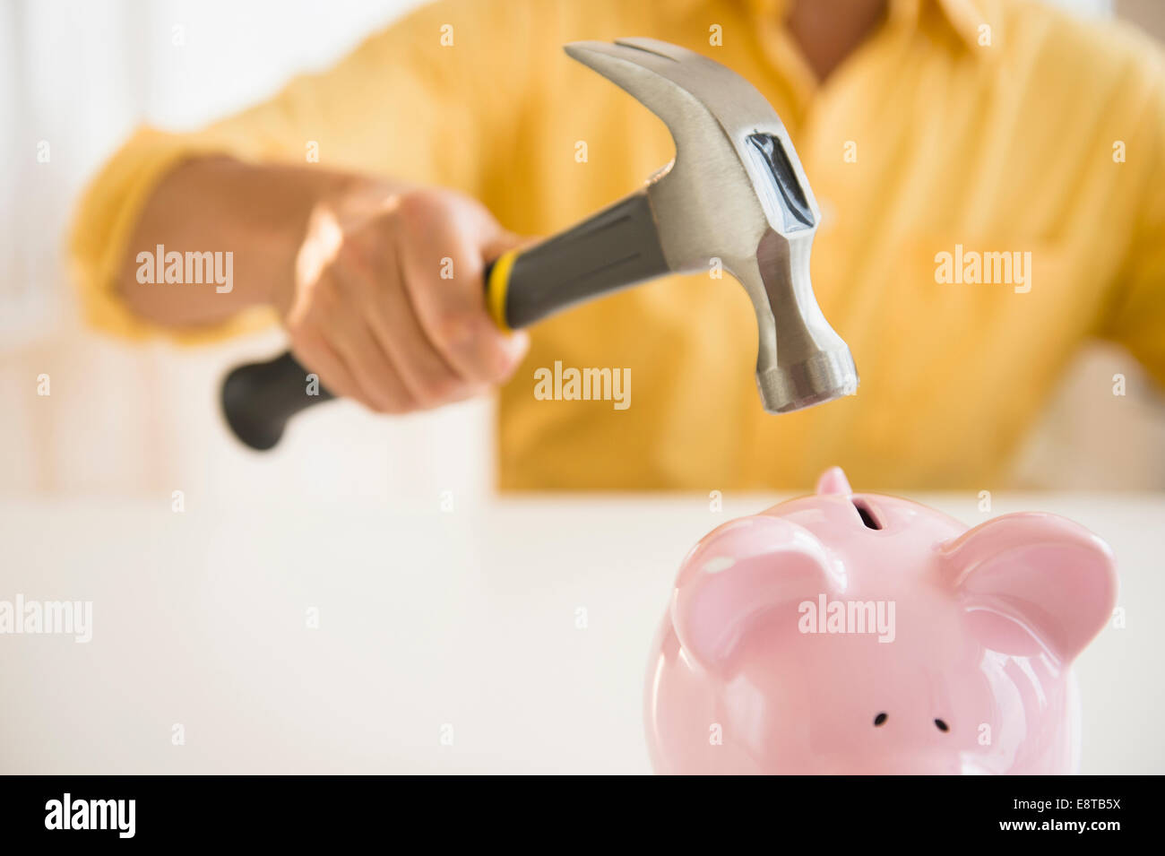 Cerca de raza mixta hombre sujetando el martillo más hucha Fotografía de  stock - Alamy