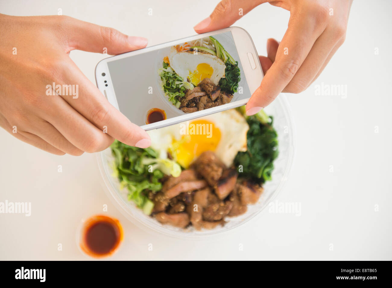 Cerca de raza mixta hombre fotografiar alimentos con teléfono celular Foto de stock