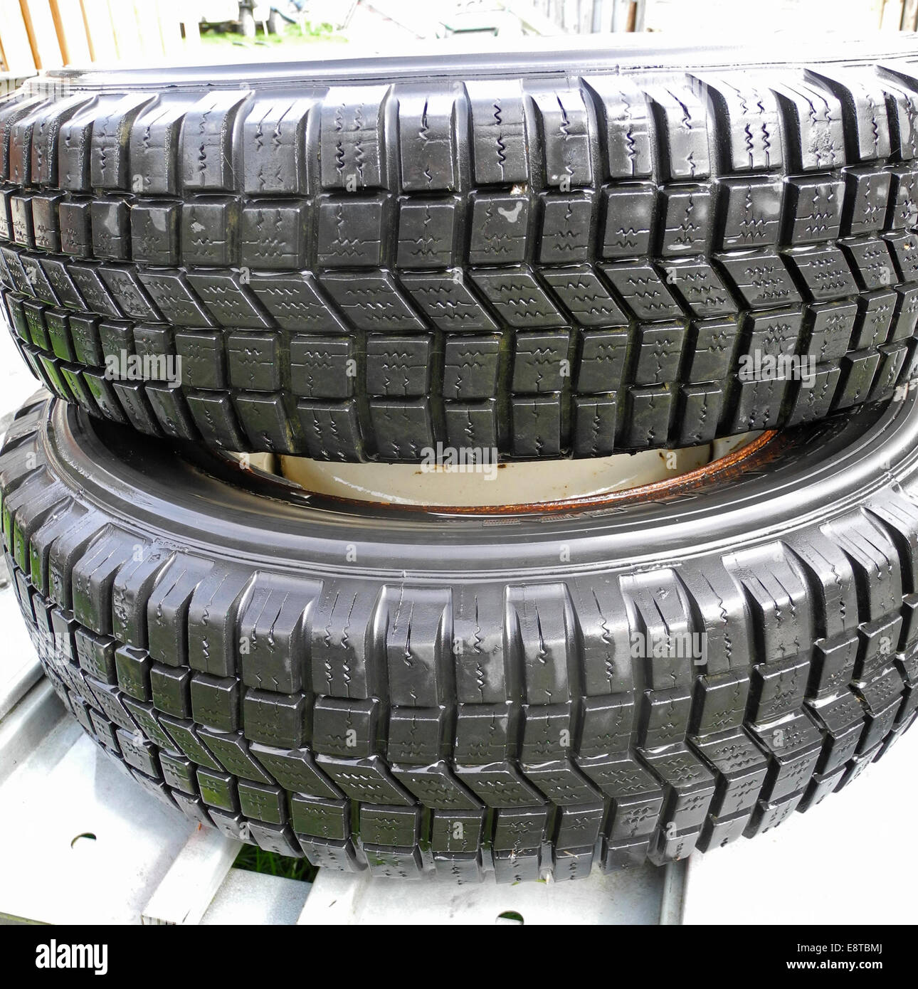 Neumáticos de coches usados para su reutilización en venta de segunda mano. Foto de stock