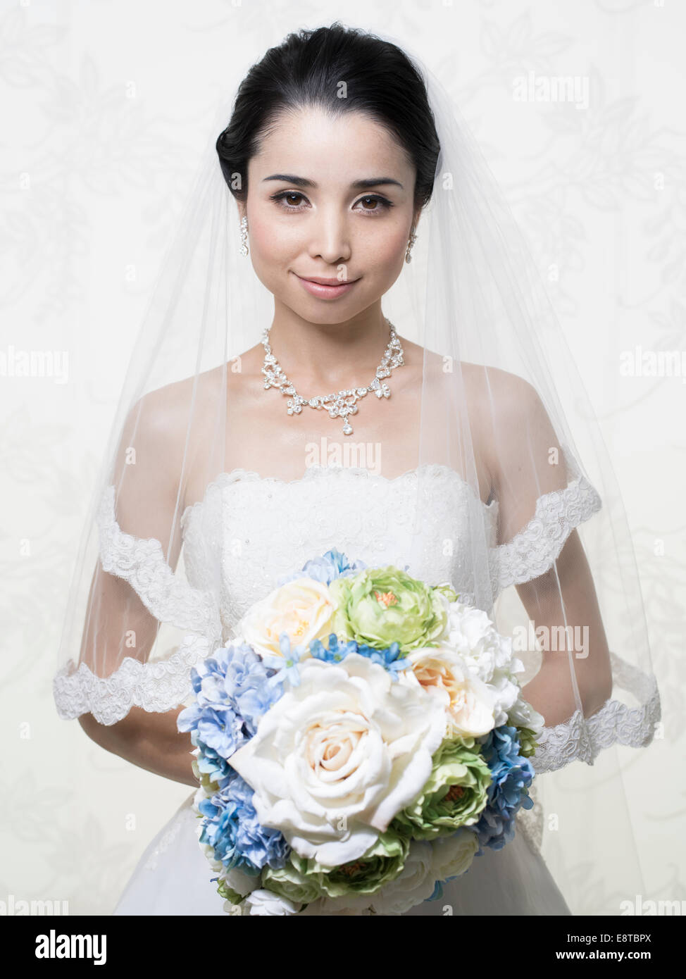 Mestizos, Asiáticos / American novia vestido blanco Foto de stock