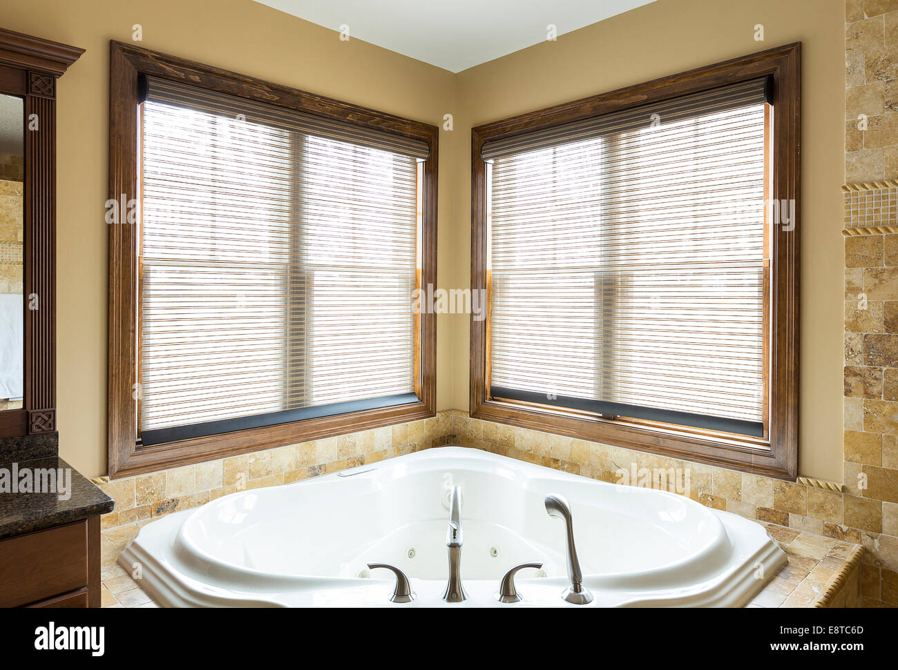 Las cortinas de ducha blanca sobre la bañera de esquina en un cuarto de  baño de mármol 80 Fotografía de stock - Alamy