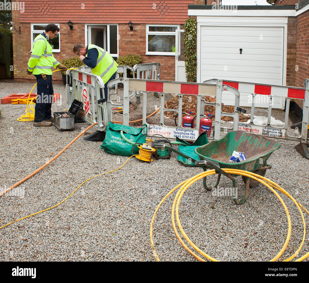 Ingenieros la reparación de una fuga de gas doméstico. Foto de stock