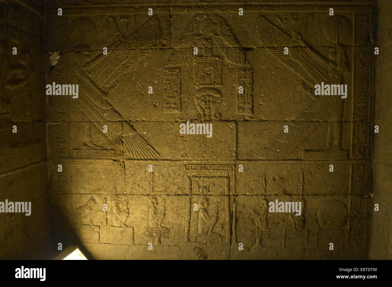 Egipto. Dendera. Templo Hathor. El culto a la diosa Hahtor junto a Maat e ISIS. En la parte inferior, deidad en un santuario. Alivio. Foto de stock