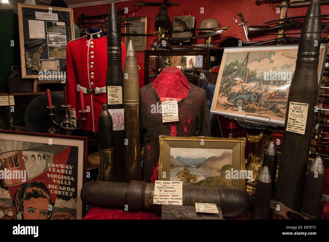 Interior de la tienda en Brighton Lanes Armería histórica militaria venta ephemera & artículos interesantes de todo el mundo Foto de stock
