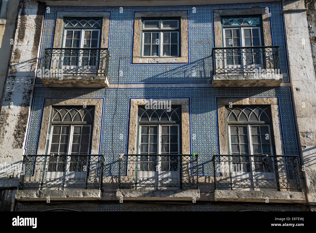 Fachada de la casa de azulejos azules fotografías e imágenes de alta  resolución - Alamy